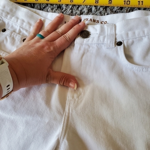 CONSERVATIVE White Bermuda Shorts - Picture 7 of 12
